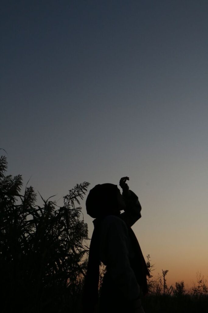 Mujer contemplando el cielo estrellado violeta al atardecer