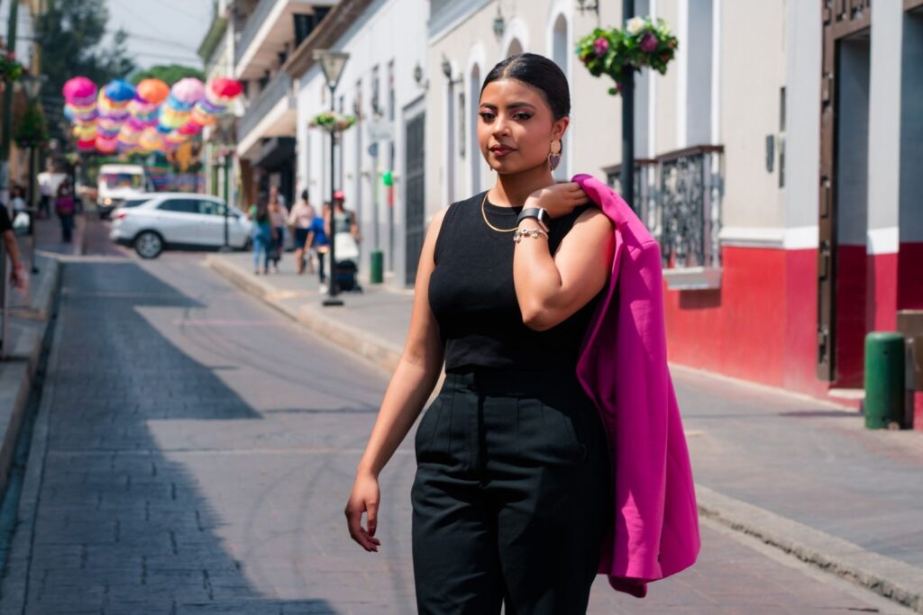 Mujer caminando con seguridad por una calle, símbolo de la primera impresión del Ascendente en Aries