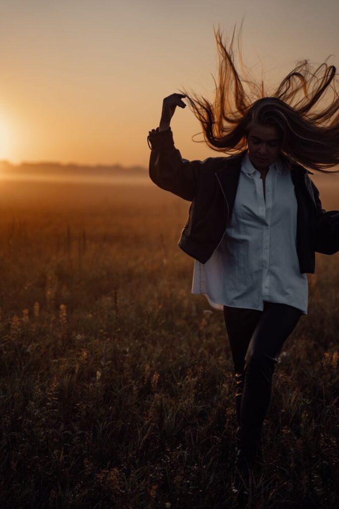 Mujer caminando con energía y determinación al amanecer, reflejando el impulso vital de Aries