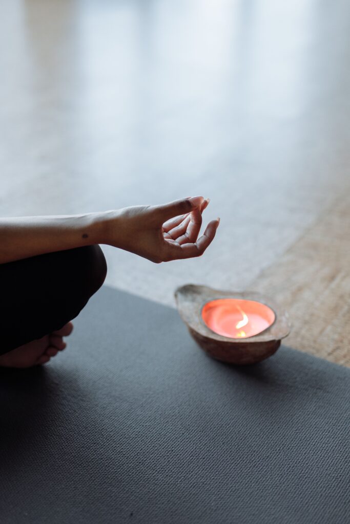 Mano en gesto de mudra durante una meditación, representando la calma lenta y sostenida que necesita procesar la Luna en Tauro