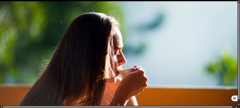 Mujer sonriendo bajo la luz de la mañana, representando la curiosidad abierta y vital del Sol en Géminis
