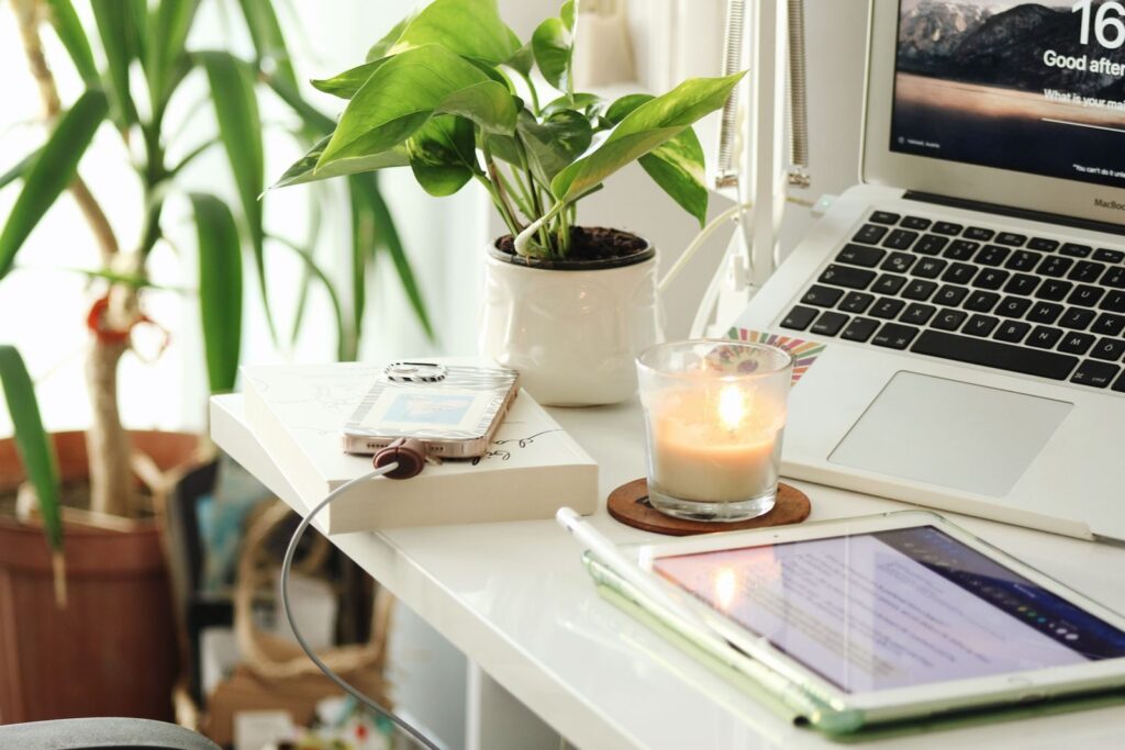 Espacio de trabajo tranquilo y ordenado con planta y ordenador, ambiente de foco y calma
