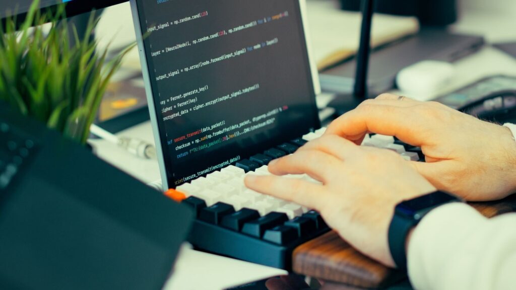 Persona configurando su primer flujo de automatización en el portátil