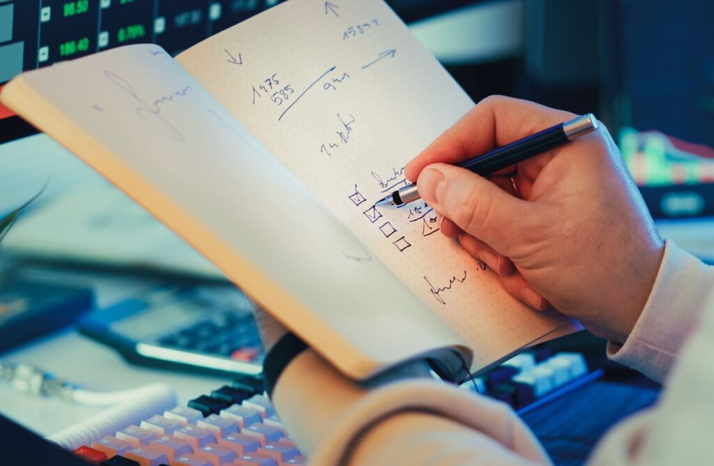 Persona tomando notas a mano, revisando con calma los errores más comunes al automatizar
