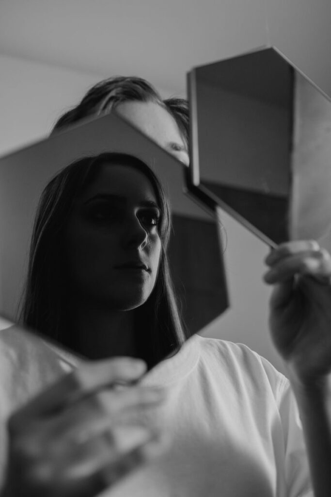 Retrato introspectivo en blanco y negro, evocando el autoconocimiento profundo del eneagrama