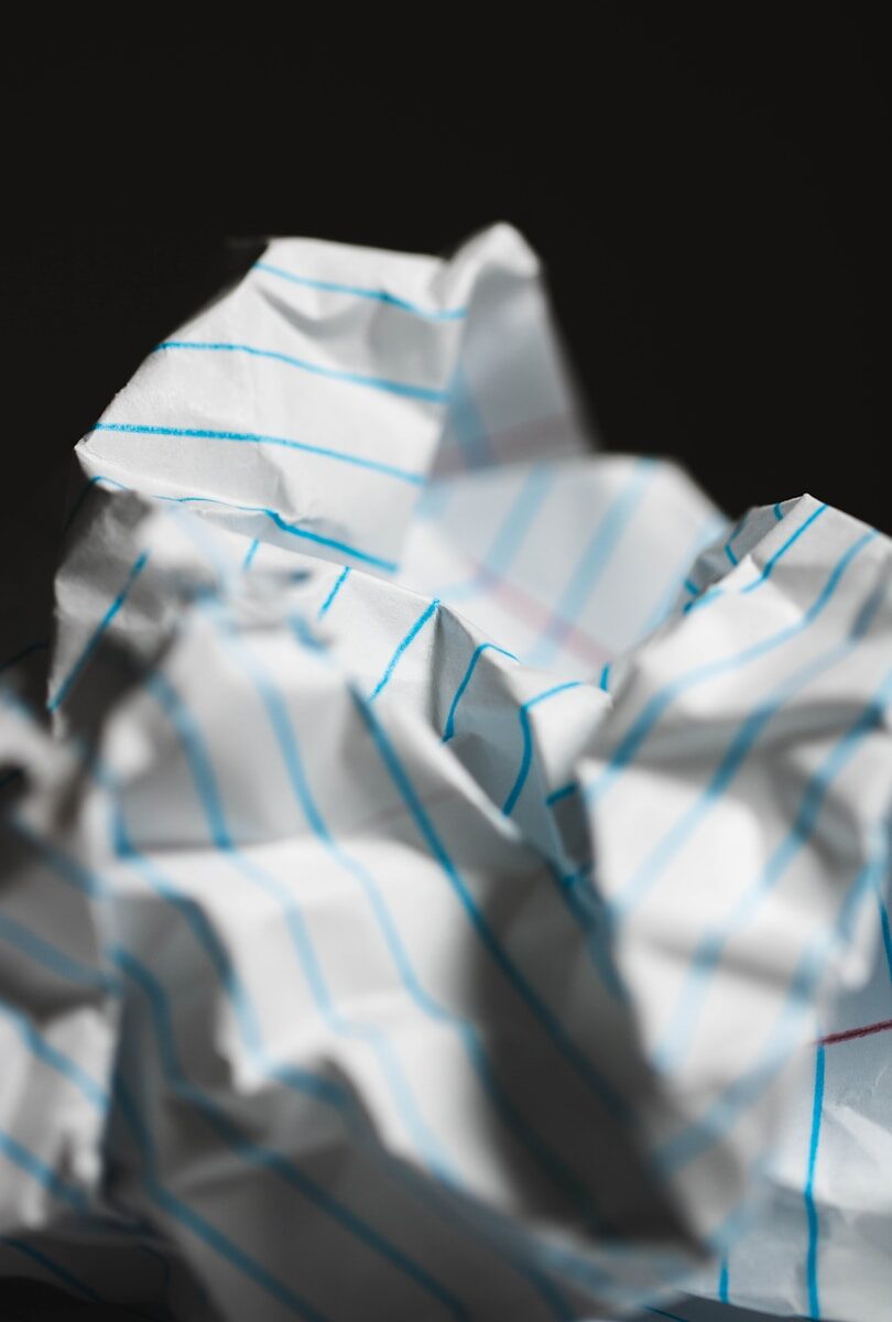 Papel arrugado sobre una mesa, simbolizando los proyectos creativos abandonados a medias