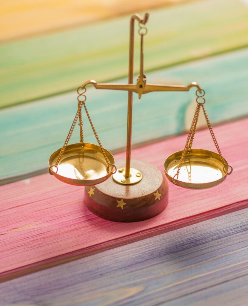 dos manos sosteniendo una balanza equilibrada, símbolo de justicia y armonía de Libra
