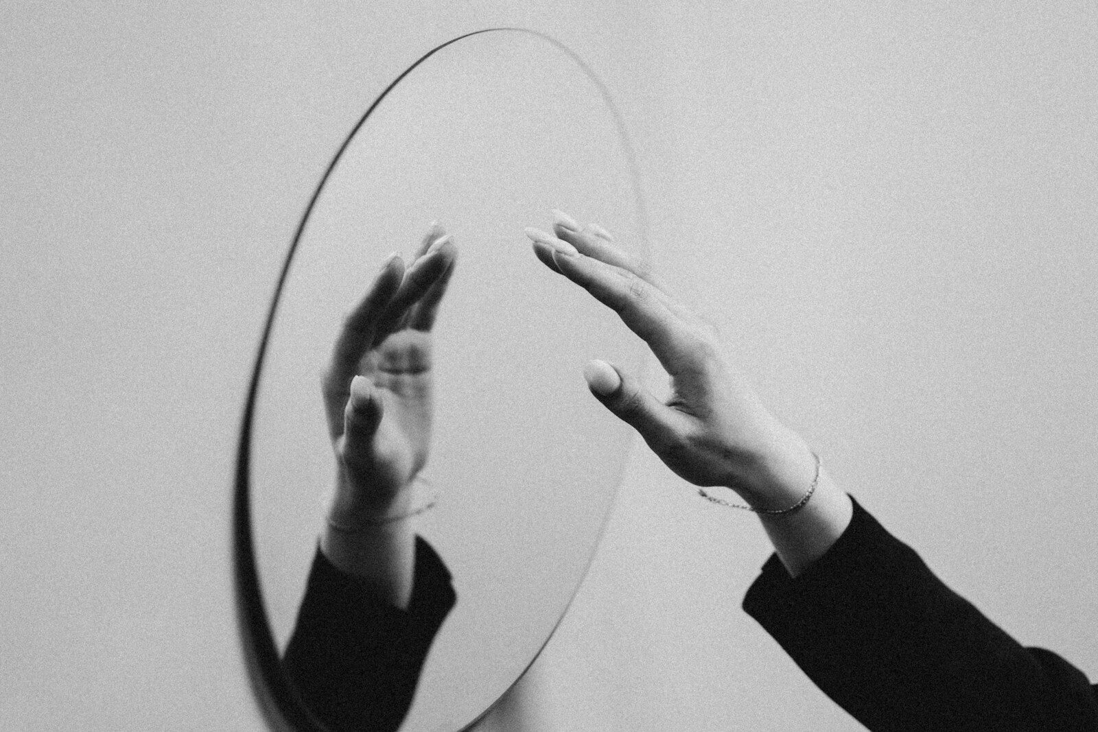Persona practicando la calma frente a un espejo, simbolizando el trabajo consciente de sostener la confianza del Ascendente en Leo desde dentro