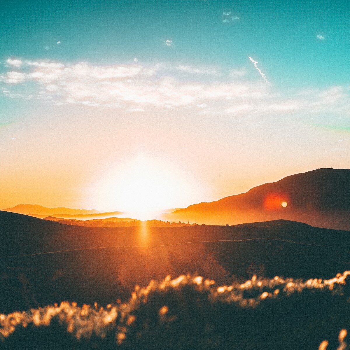 Amanecer sobre el horizonte, simbolizando una nueva dirección profesional