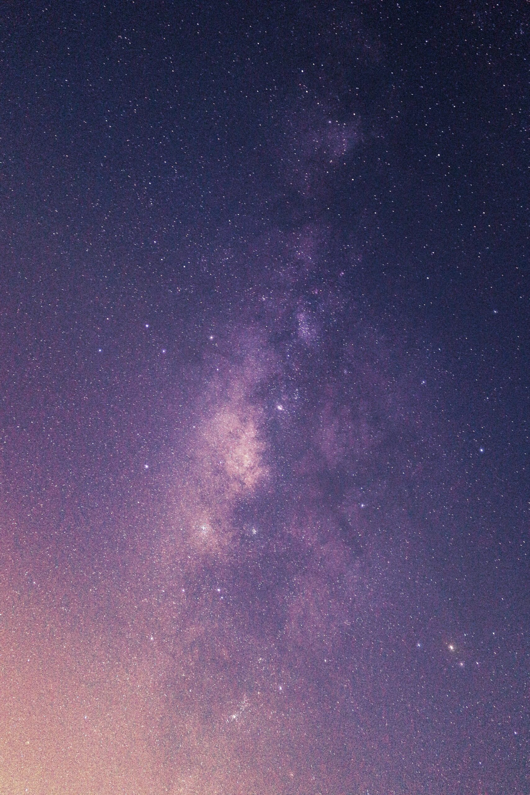 Vía Láctea y cielo estrellado en tonos violeta