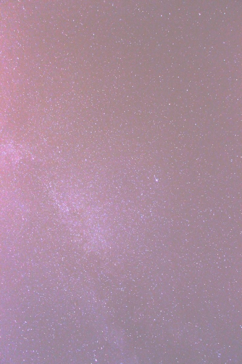 Cielo estrellado con tonos rosados al atardecer, símbolo de un nuevo comienzo en pareja