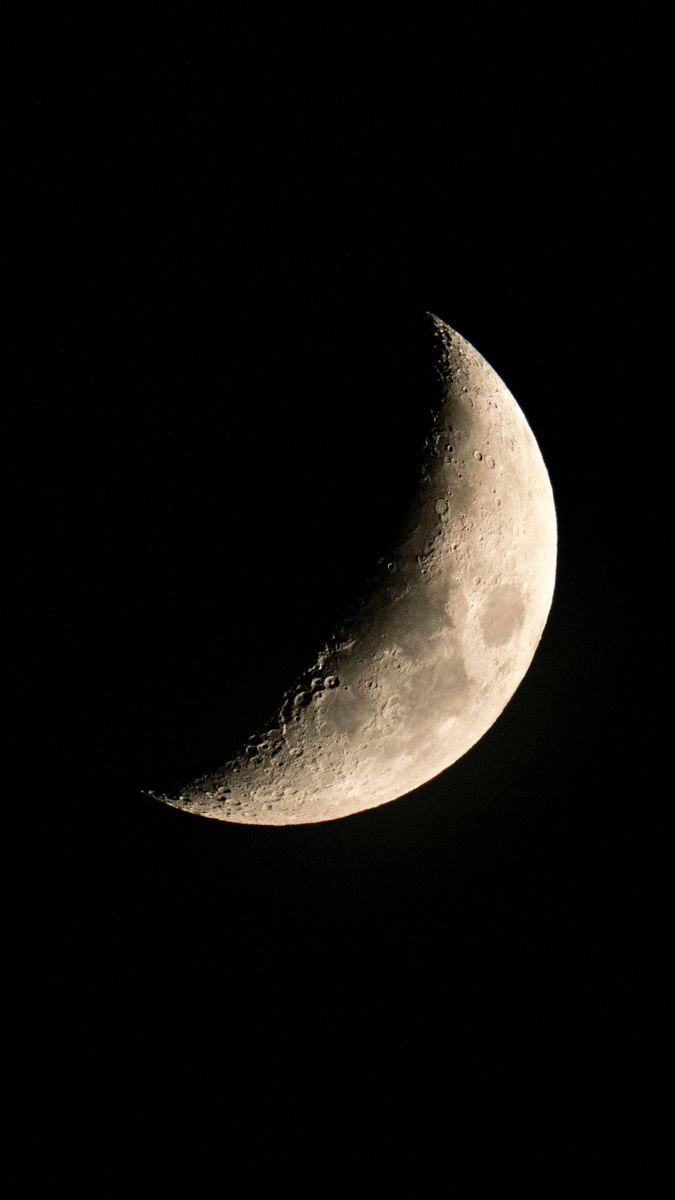 Luna creciente en un cielo oscuro, símbolo de las emociones y la Luna natal