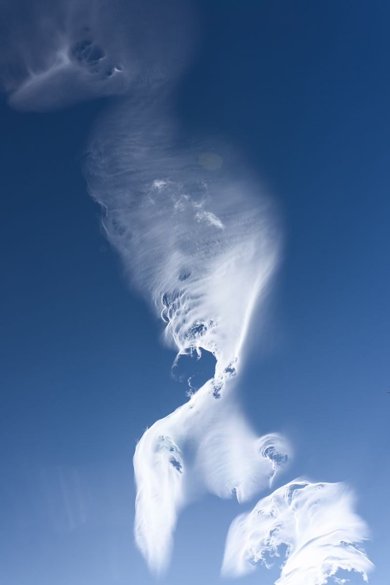 Formación de nubes artísticas contra un cielo azul, símbolo del elemento aire