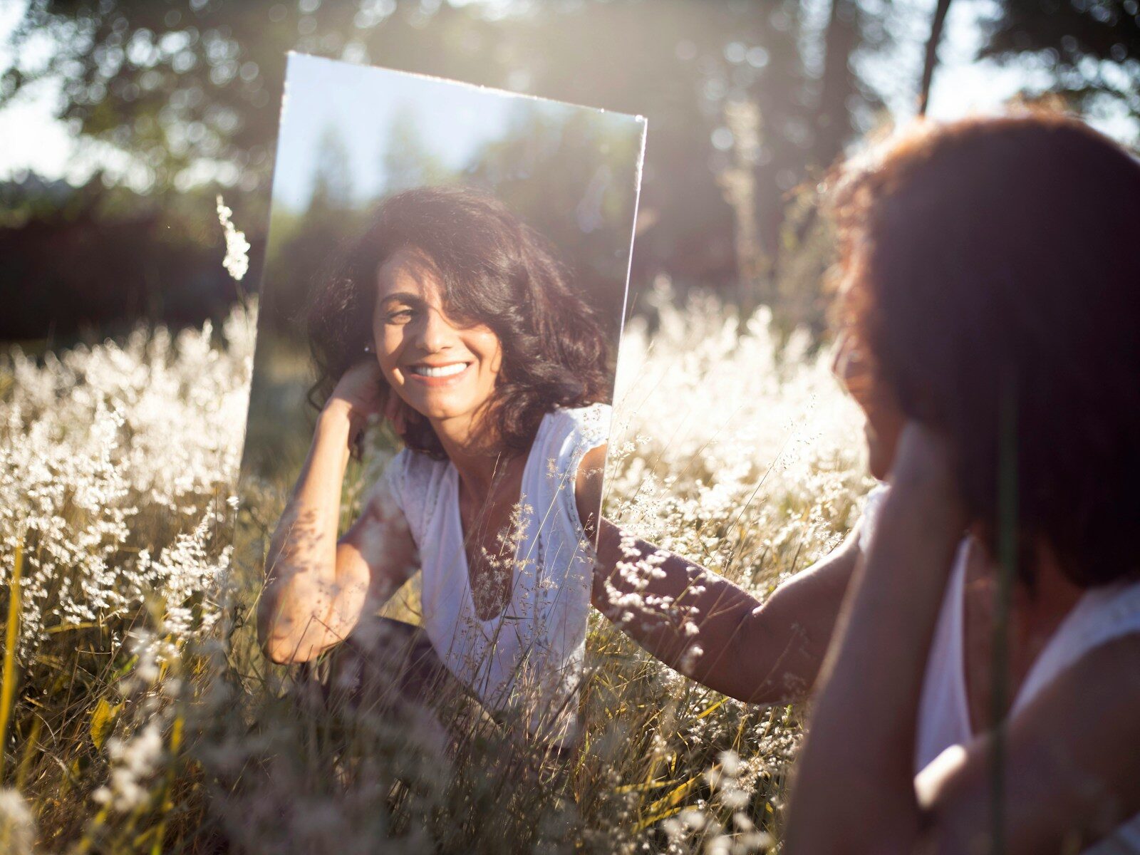 Persona mostrando una fotografía de sí misma representando la primera impresión del Ascendente