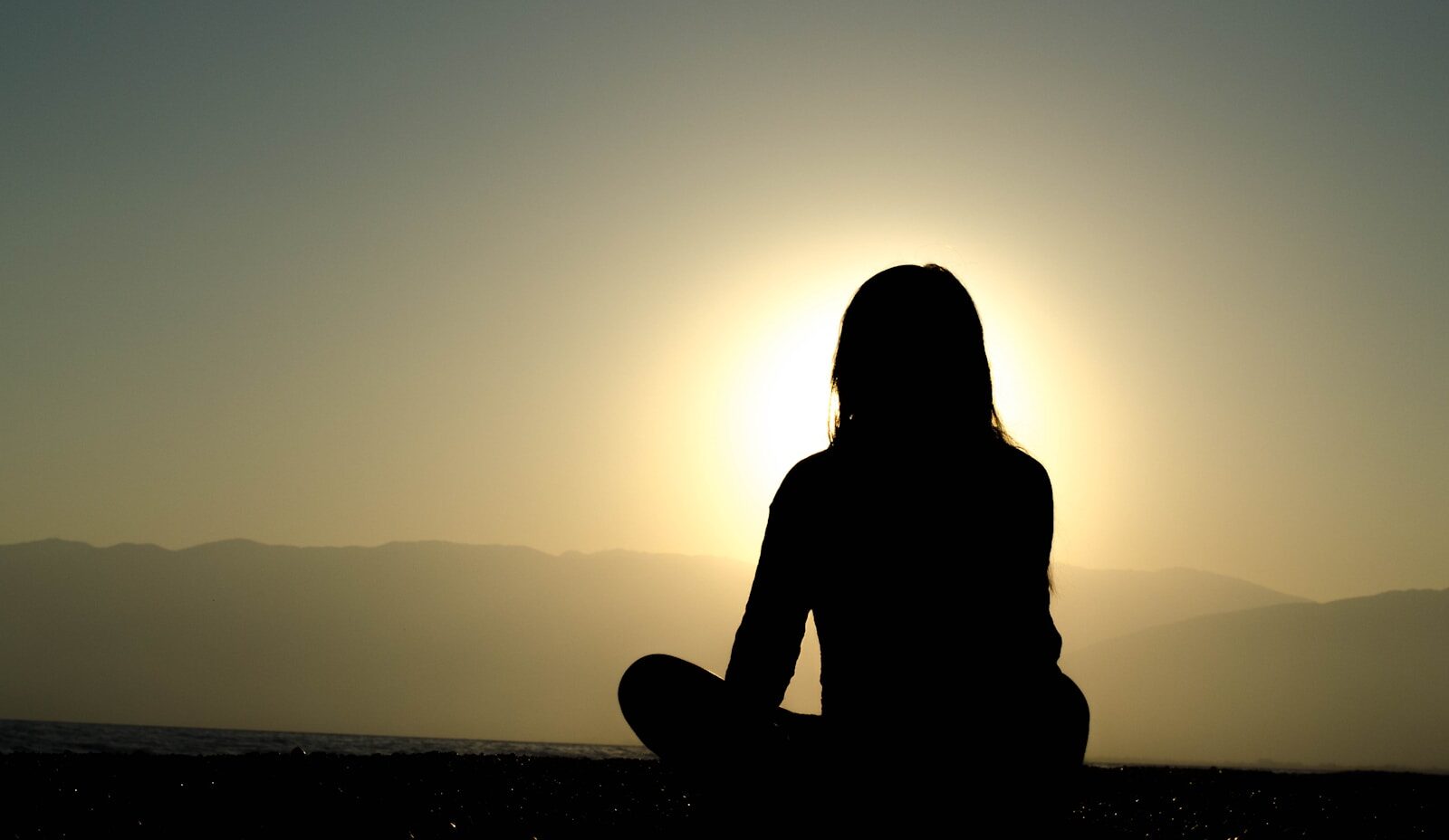 Silueta meditando en soledad representando la casa 12 en astrología