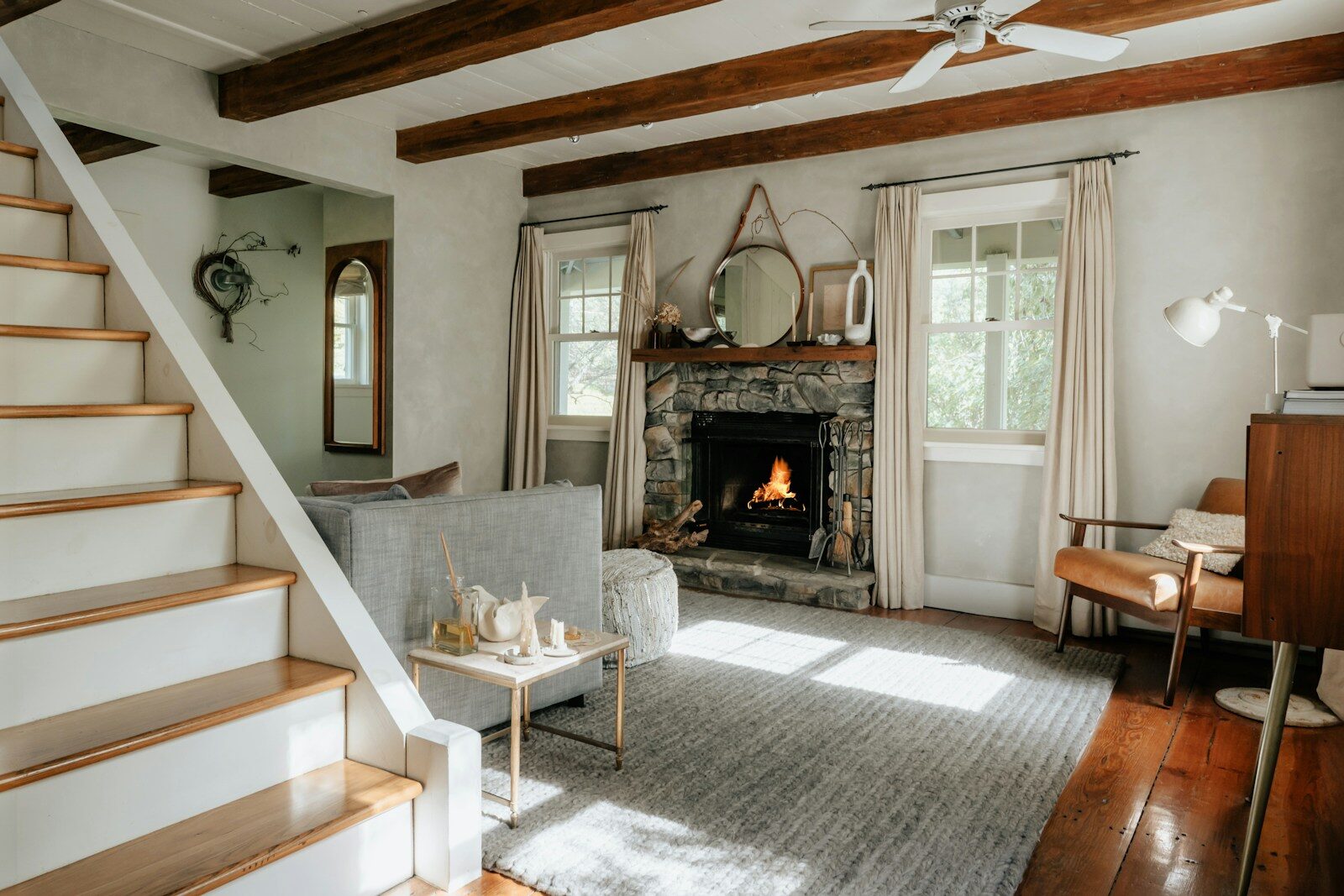 Salón acogedor con chimenea, símbolo del hogar y las raíces.