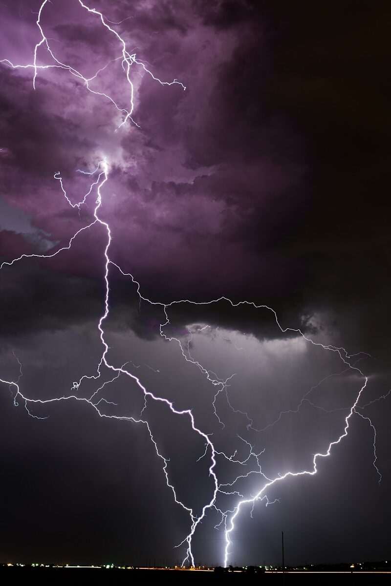 Rayo iluminando un cielo dramático, símbolo de ruptura y cambio súbito.