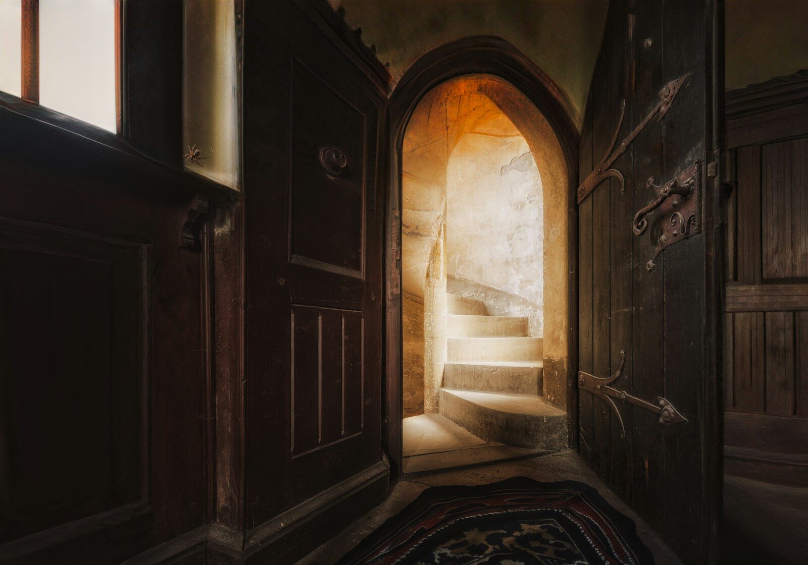 Puerta abierta con luz cálida entrando, símbolo del umbral y la primera impresión.