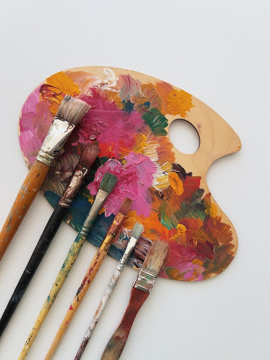 Paleta de pintor con pinceles representando la casa 5 en astrología