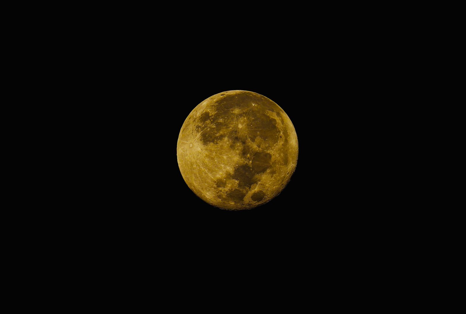 Luna llena dorada en el cielo nocturno, representando el mundo emocional de la Luna en Géminis