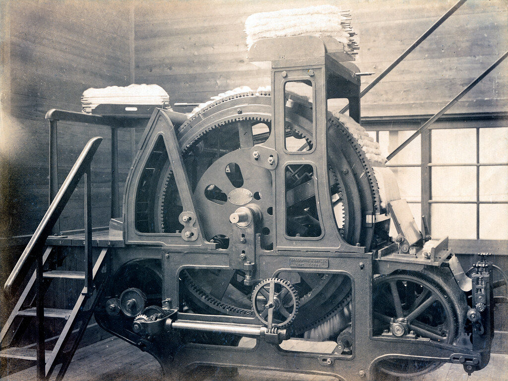 Máquina antigua con engranajes, metáfora de automatizar procesos de negocio con IA