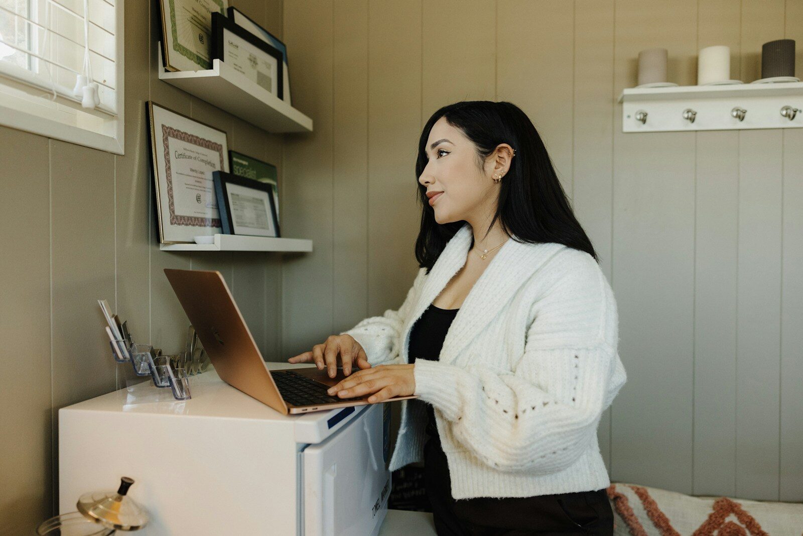 Dueña de un pequeño negocio trabajando con su portátil, ejemplo de automatización con ChatGPT