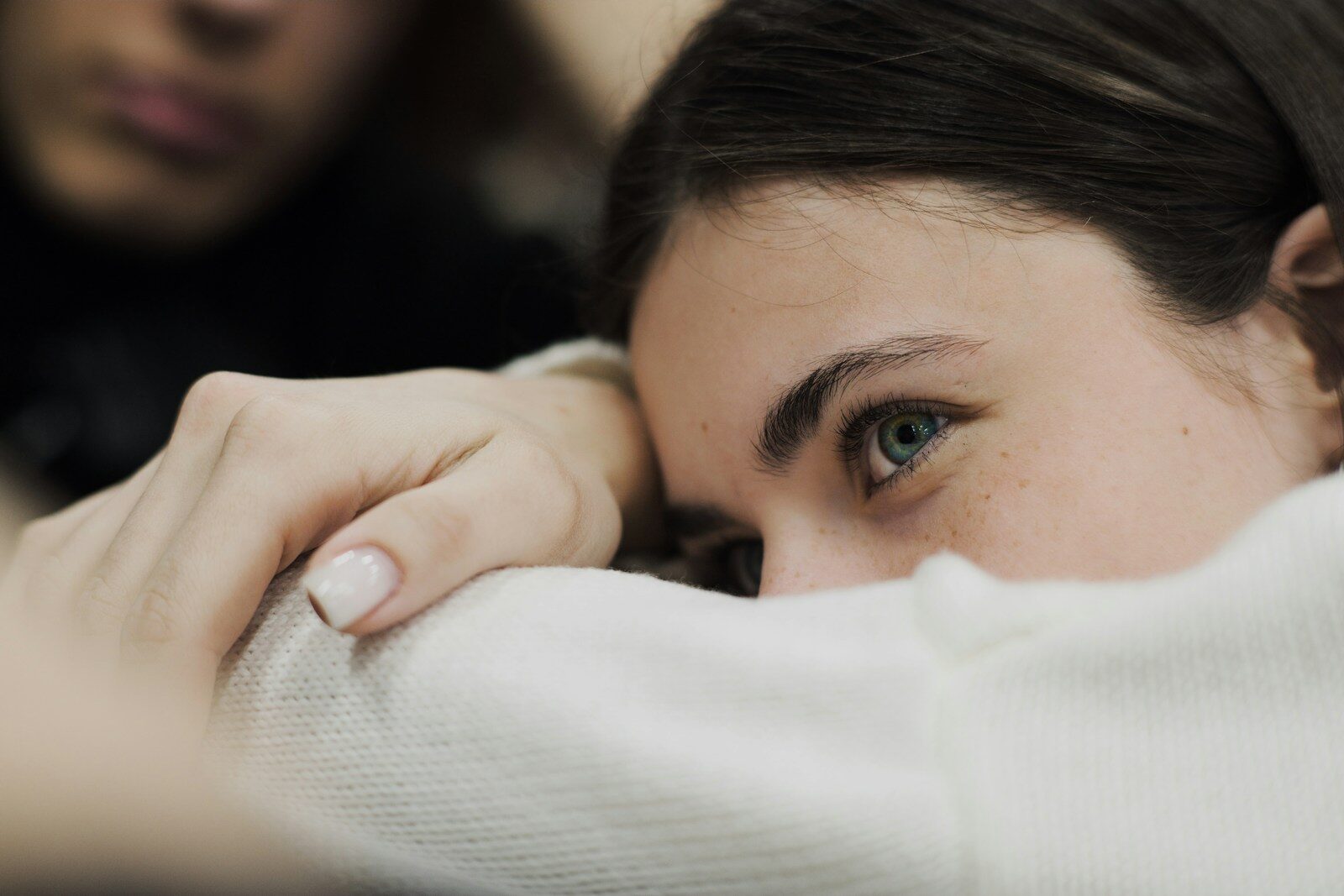Mujer poniendo la mano en el hombro de una compañera como gesto de apoyo, reflejando el rol de cuidadora que asume la Luna en Cáncer