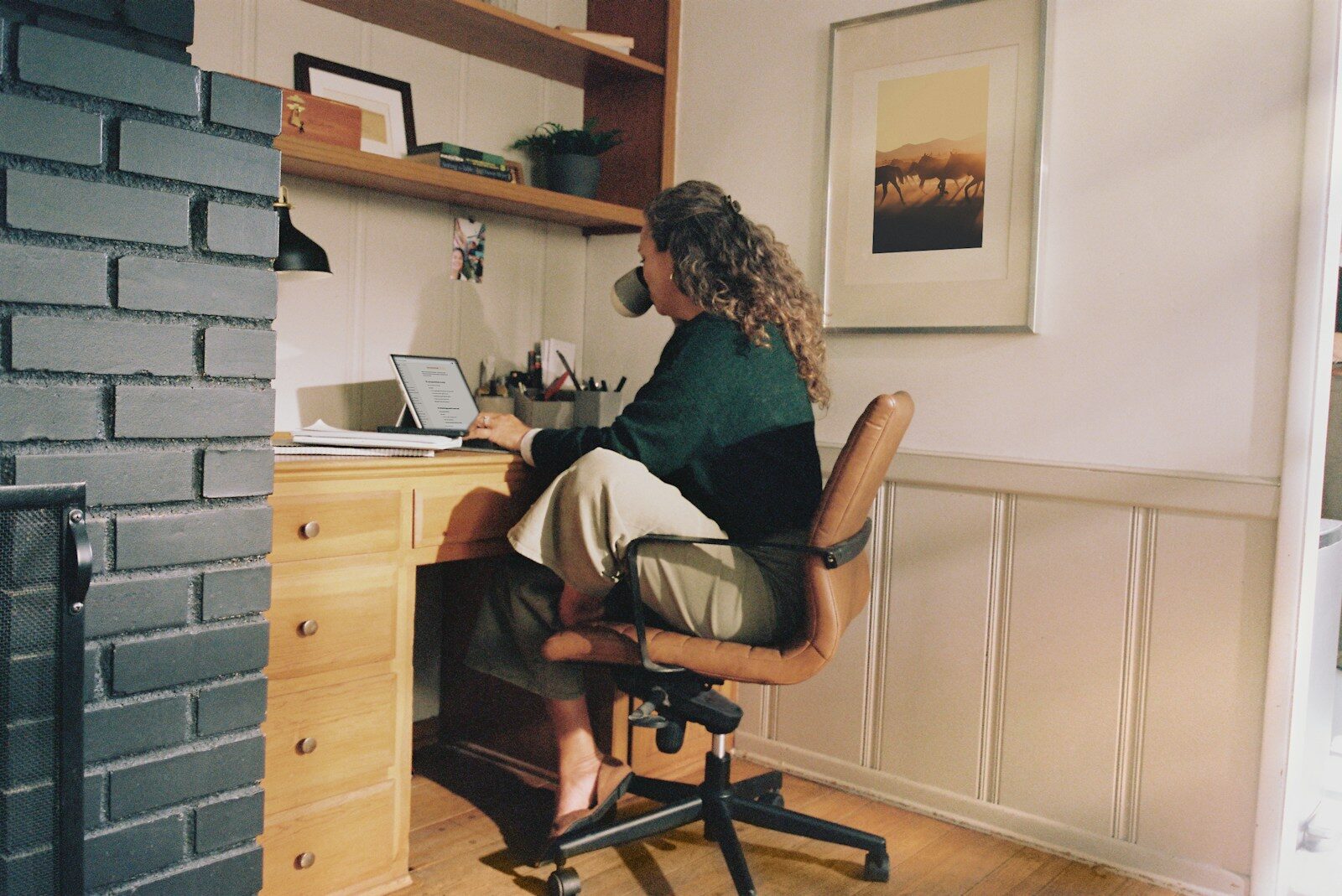 Mujer trabajando con su portátil desde casa, ejemplo de cómo usar la inteligencia artificial en el día a día