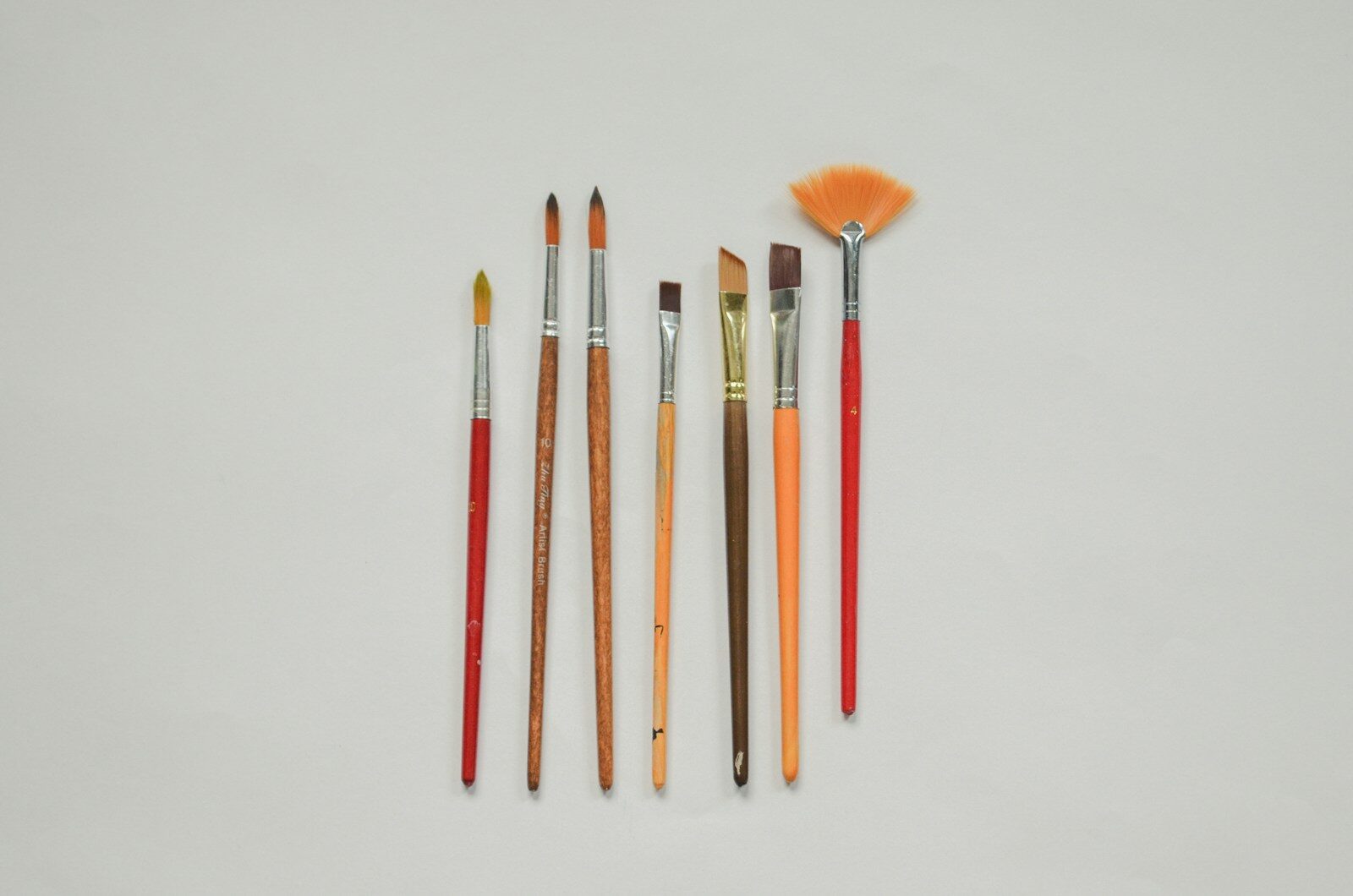 Pinceles de pintura agrupados, simbolizando el poder creativo esperando ser destrabado