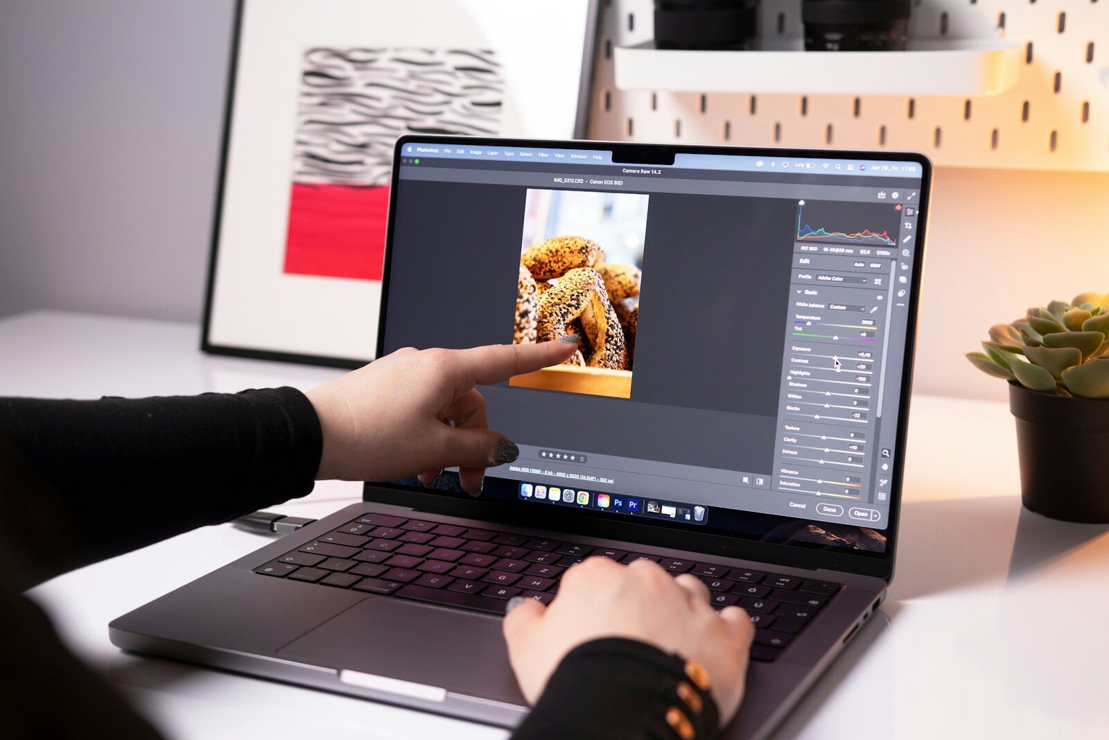 Persona trabajando frente a un portátil de noche, creando contenido con ayuda de IA